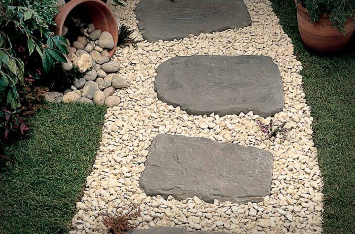 Japanese stepping stones hi-res stock photography and images - Alamy